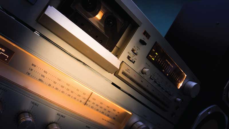 Bancada com uma aparelhagem antiga num ambiente à média-luz